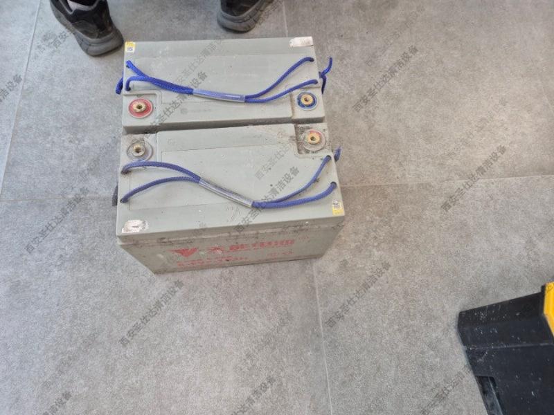 手推式洗地机更换电瓶和胶条 (12).jpg