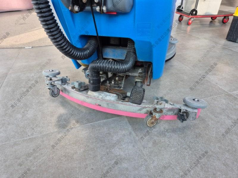 手推式洗地机更换电瓶和胶条 (10).jpg