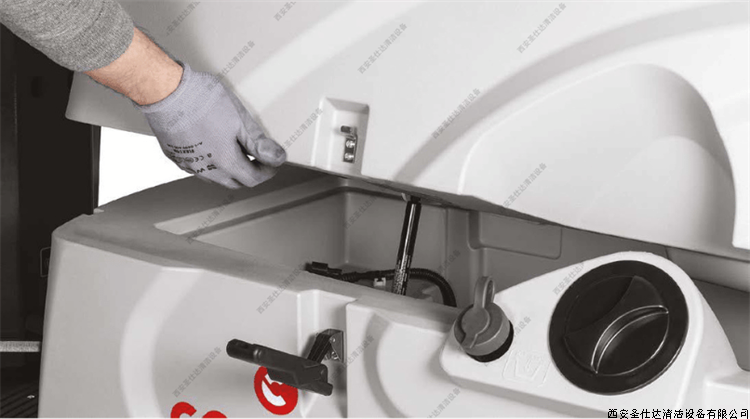 innova comfort 75B驾驶式洗地车 (7).png