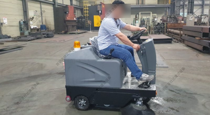 工廠車間駕駛式掃地車 (6).png