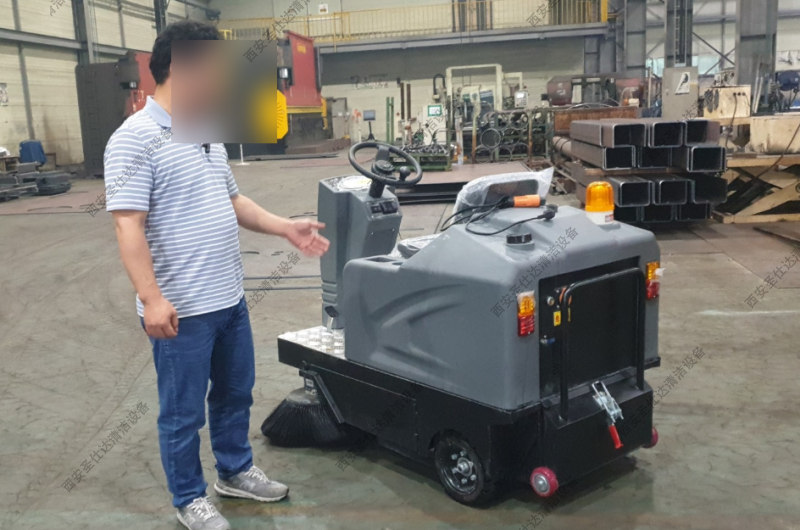 工廠車間駕駛式掃地車 (5).png